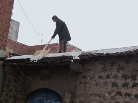 TOPRAK EVLERDE KAR TEMİZLİĞİ TELAŞI