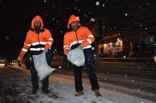 BELEDİYEDEN TUZLAMA ÇALIŞMASI