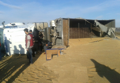 BUĞDAY YÜKLÜ TIR DEVRİLDİ: 1 YARALI