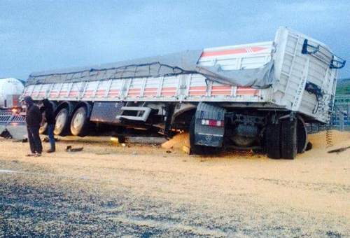Mısır Yüklü TIR Devrildi: 1 Yaralı