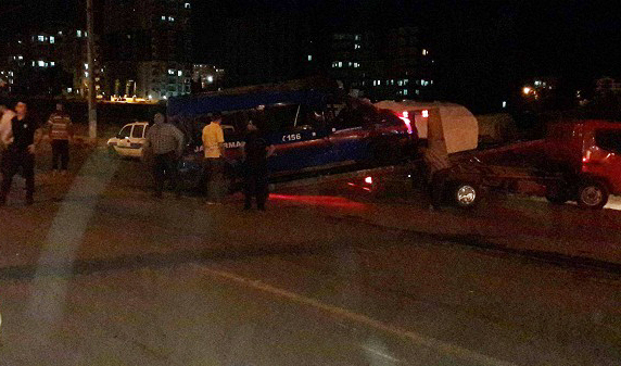 Askeri Araç İle Minibüs Çarpıştı:11 Yaralı