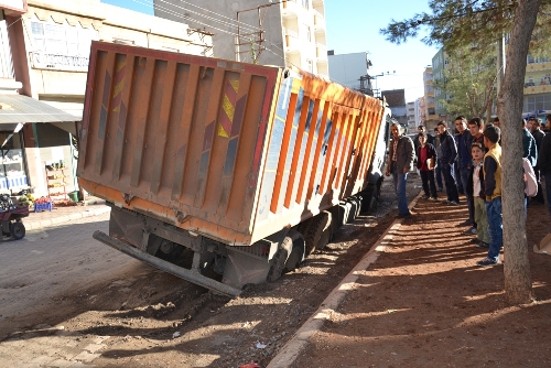 Yol Çökünce Hafriyat Kamyonu Mahsur Kaldı