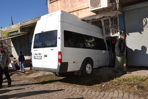Yolcu Minibüsü İşyerine Daldı