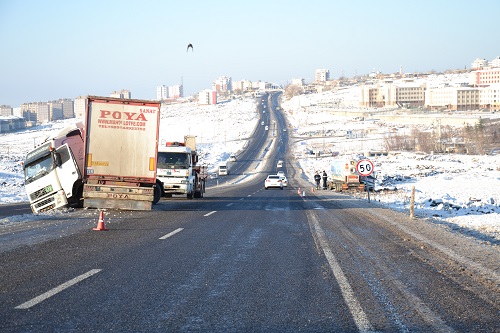 Siverek- Diyarbakır Yolu Buz Pistine Döndü