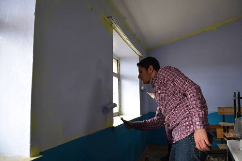 Üniversiteli gençler köy okullarını boyadı
