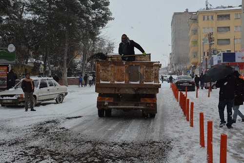 Siverek'te karla mücadele çalışmaları sürüyor