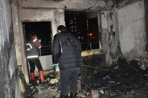 Apartman dairesinde yangın: 1 kişi dumandan zehirlendi