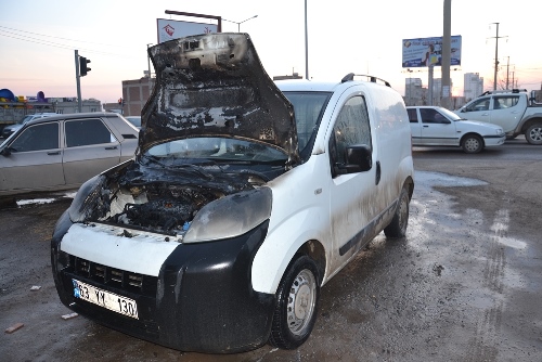 Siverekte ticari araç alev alev yandı