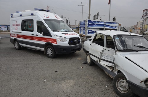 Ambulans ile otomobil çarpıştı: 2 yaralı
