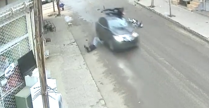 İki kişinin yaralandığı trafik kazası güvenlik kamerasında