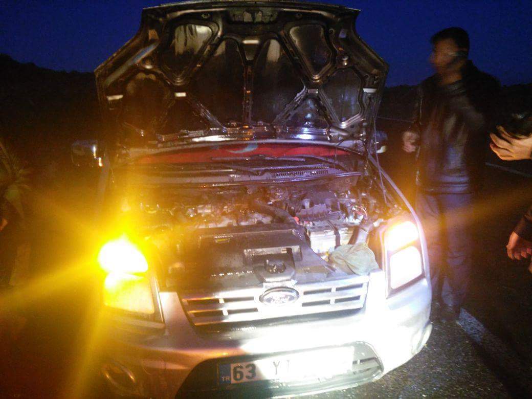 Siverek'te iki aracın motor kısmında yangın