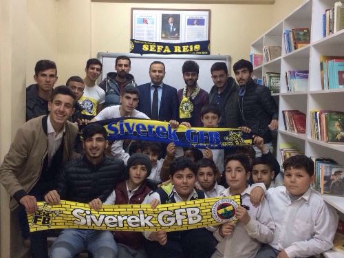 Genç Fenerbahçeliler okul kütüphanesi açtı

 