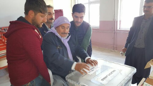 Engelli vatandaş sandalye ile taşınarak oy kullandı