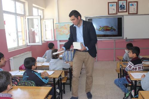 Köy öğretmeninden öğrencilere kitap yardımı