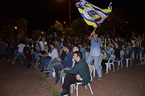 Gençler Fenerbahçe maçını dev ekrandan izledi