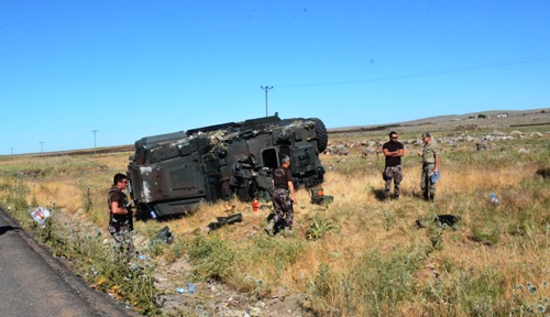 Zırhlı polis aracı devrildi: 6 yaralı