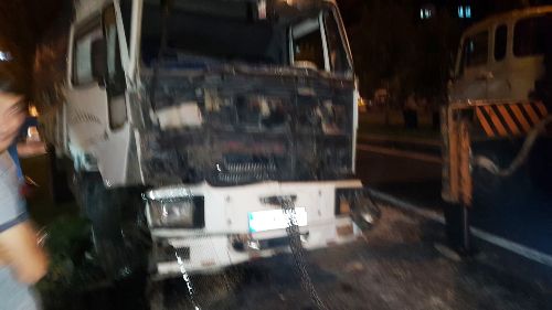 Freni boşalan kamyon trafik ışığı direğine çarptı. 1 Yaralı