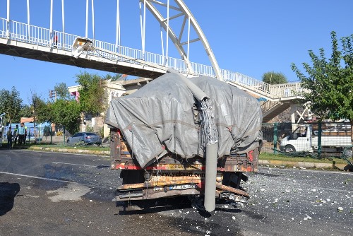 Selimpınar Mahallesindeki TIR kazası ucuz atlatıldı
