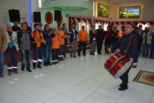 Başkan Yılmaz 1 Mayıs'ı işçilerle halay çekerek kutladı