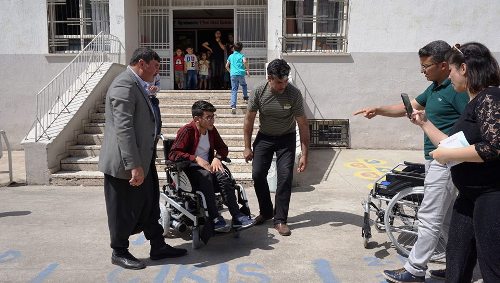 Mavi Kapak Toplayıp Akülü Araba Aldılar