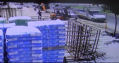 El freni çekilmeyen pikap orta refüje çarparak durabildi