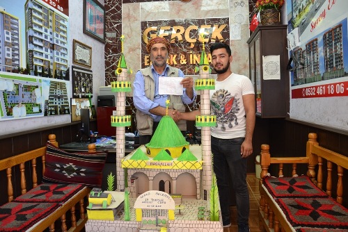 200 dolar bozdurana cami maketi hediye etti
