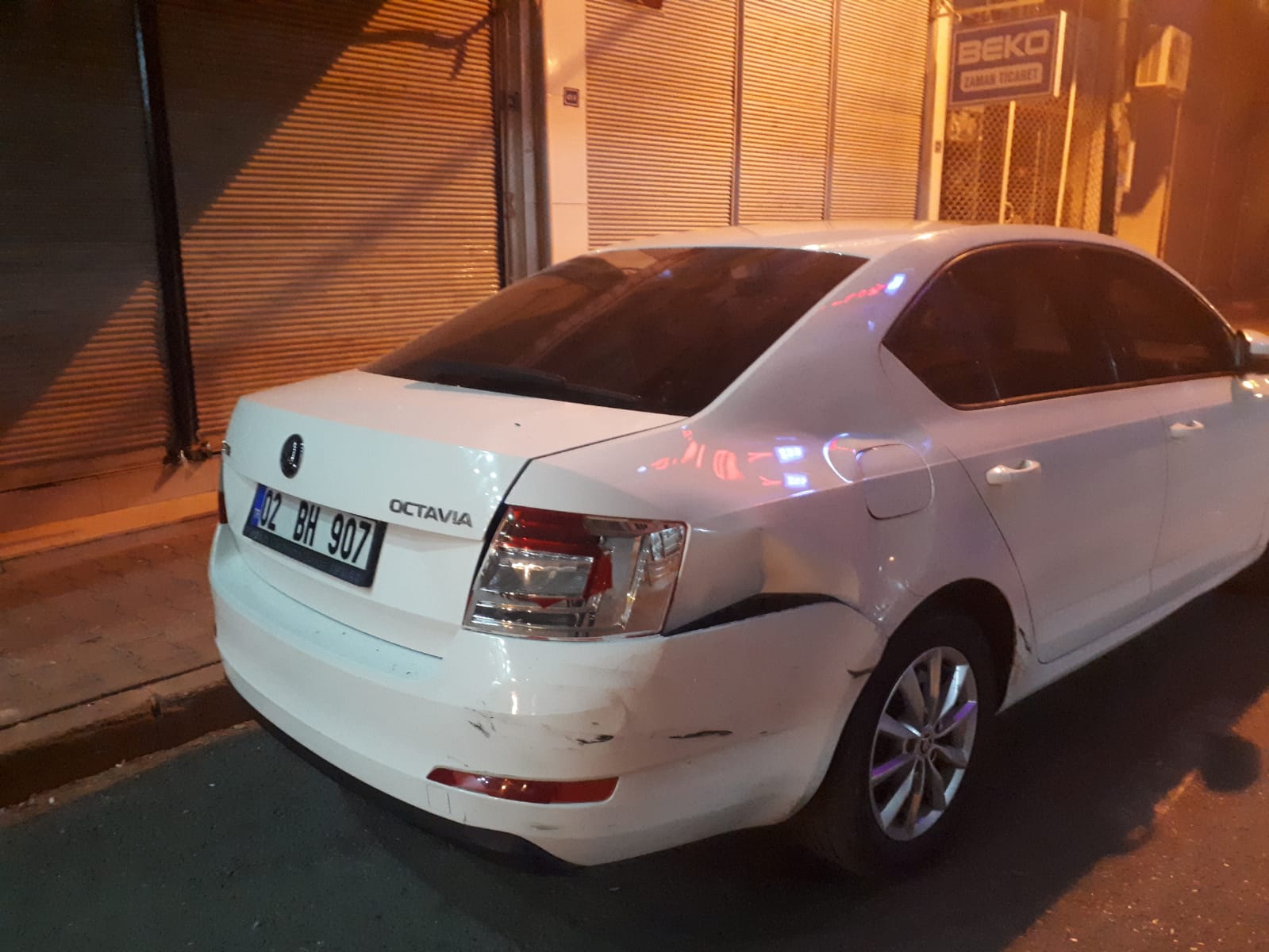 Park halindeki otomobillere çarpıp kaçtı