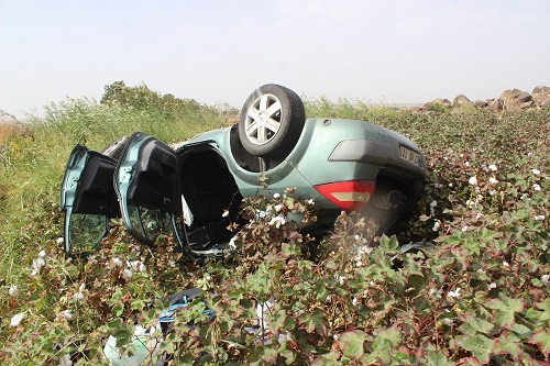 Siverek'te otomobil tarlaya uçtu: 5 yaralı