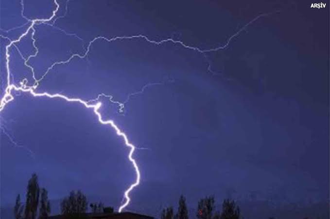 Üzerine yıldırım düşen şahıs hayatını kaybetti 