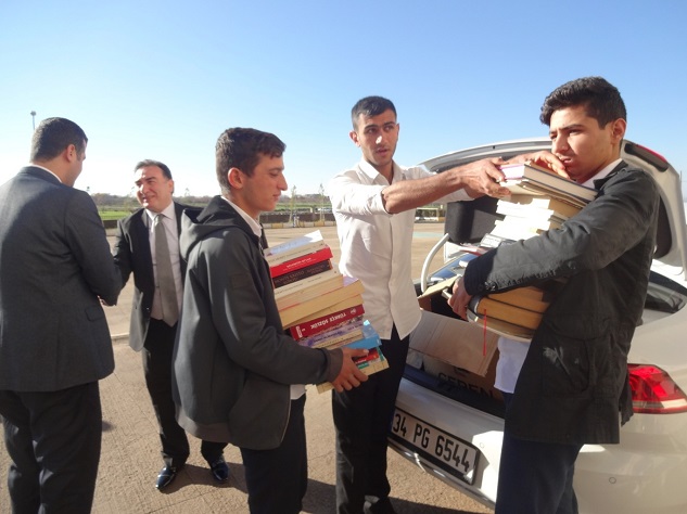 Okul kütüphanesi için 2 bin 500 kitap topladılar
