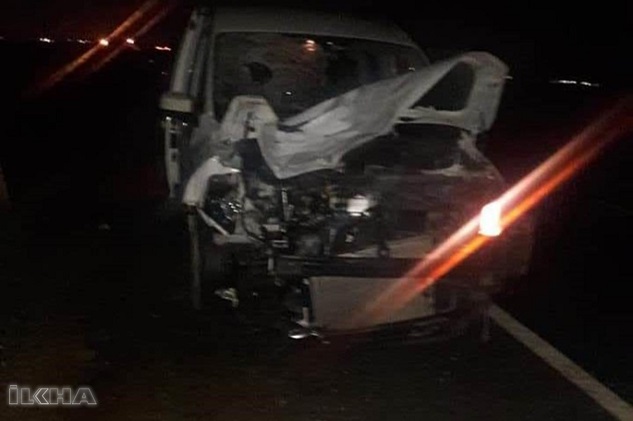 Hafif ticari araç motosikletle çarpıştı: 2 ölü
