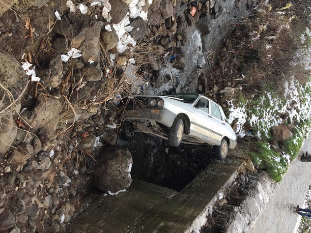 Buzlanan yolda otomobil dereye uçtu: bir yaralı