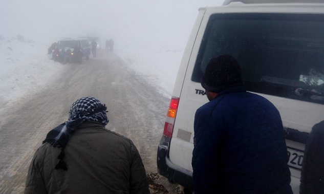 Karacadağ kayak merkezinde onlarca araç mahsur kaldı