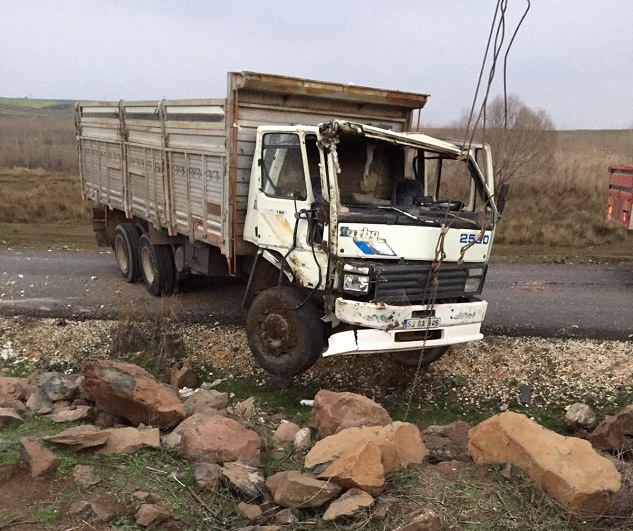 ​Pamuk yüklü kamyon rampayı çıkamayınca devrildi
