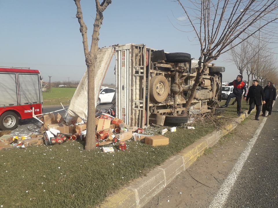 Gıda yüklü kamyonet refüje çarptı: 2 yaralı
