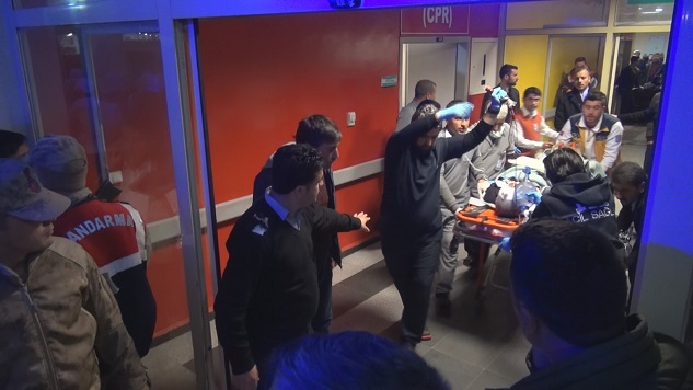 Kaza yapıp tartışanlara başka bir araç çarptı: 3 ölü 5 yaralı
