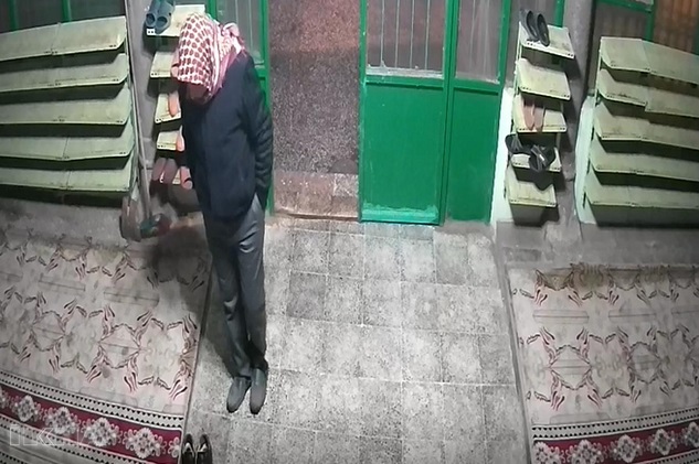 Ezan okuyan müezzinin ayakkabısını çaldılar