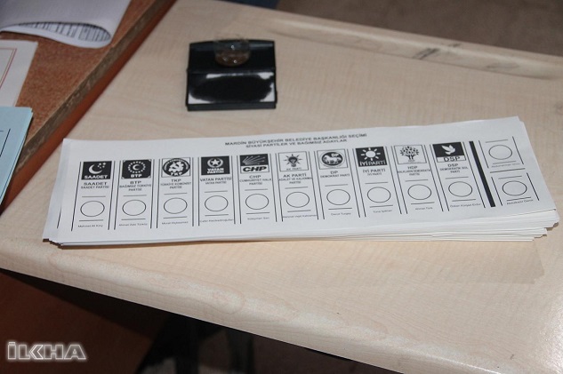 Suruç'ta 4 çuval oy pusulası ele geçirildi

