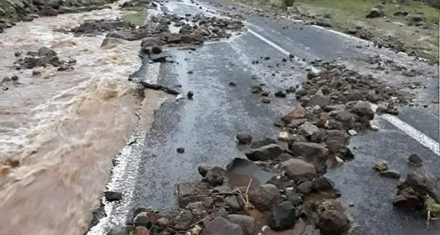 Siverek- Çermik yolunda sel suları etkili oldu