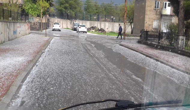 Siverek'te dolu yağışı etkili oldu