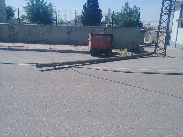 Cadde'ye devrilen direk saatlerce yol ortasında kaldı
