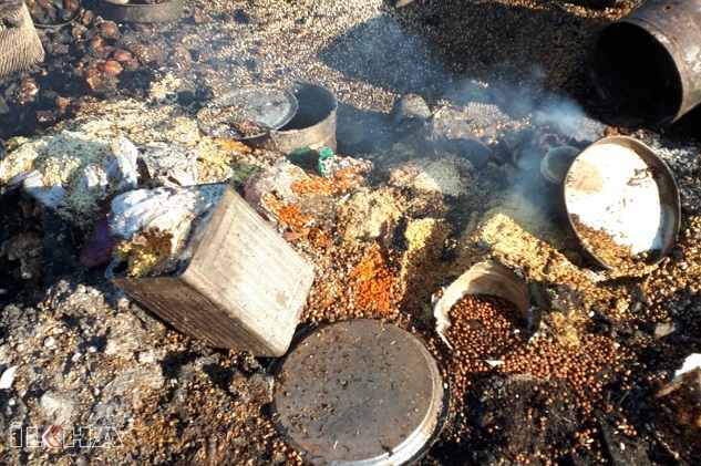 Yangın göçerlere ait çadırları kül etti
