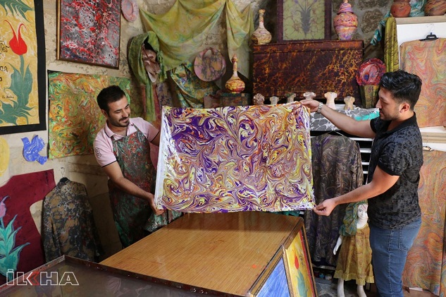 Ebru sanatını kumaş ve seramik üzerine uyguluyor