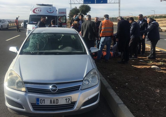 Temizlik görevlisine otomobil çarptı