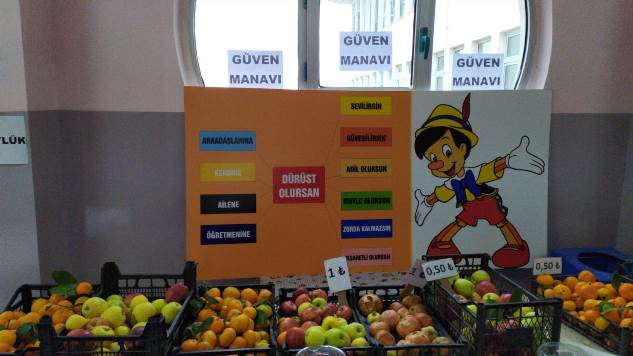 Çocuklar bu manavda doğruluğu ve dürüstlüğü öğreniyor
