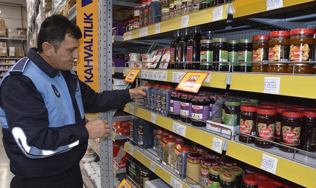 Zabıta ekipleri süper marketlerde denetim yaptı