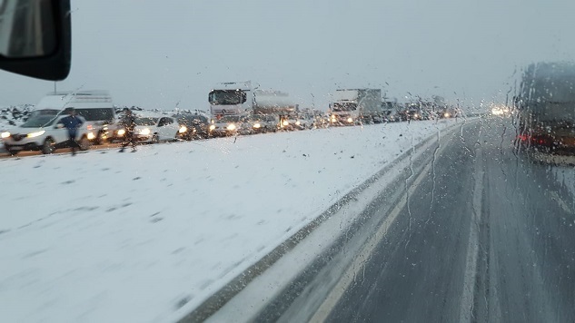 Diyarbakır- Siverek Karayolu'nda kar yağışı etkili oluyor
