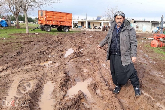 Mahalleli çamurlu yollarının yapılmasını istiyor
