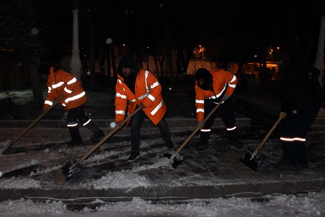 Siverek'te kar temizleme mesaisi
