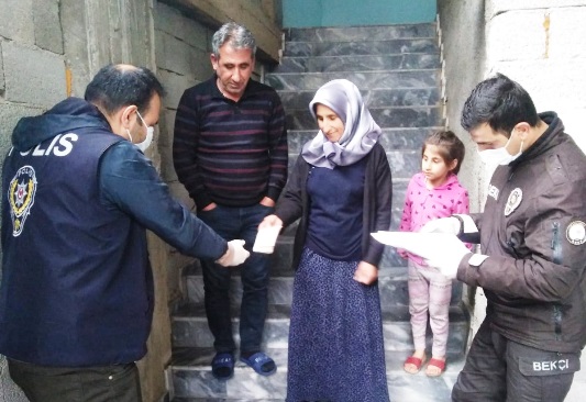 Siverek'te sosyal yardımlar evlerde teslim edilmeye başlandı
